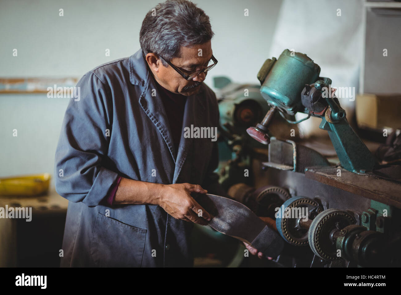 Zapatero un zapato con la máquina de pulido Foto de stock