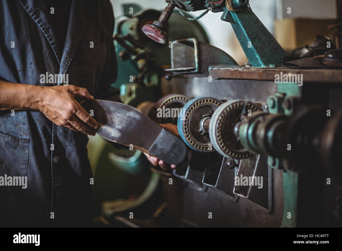 Zapatero un zapato con la máquina de pulido Foto de stock