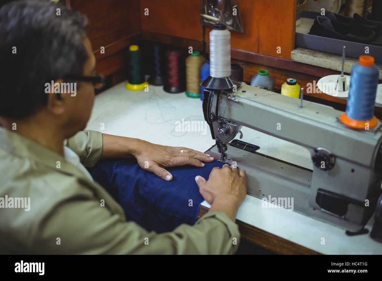 Zapatero con máquina de coser Foto de stock