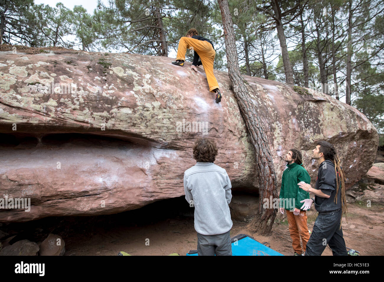 La escalada en el bosque en Albarracín, en España Foto de stock