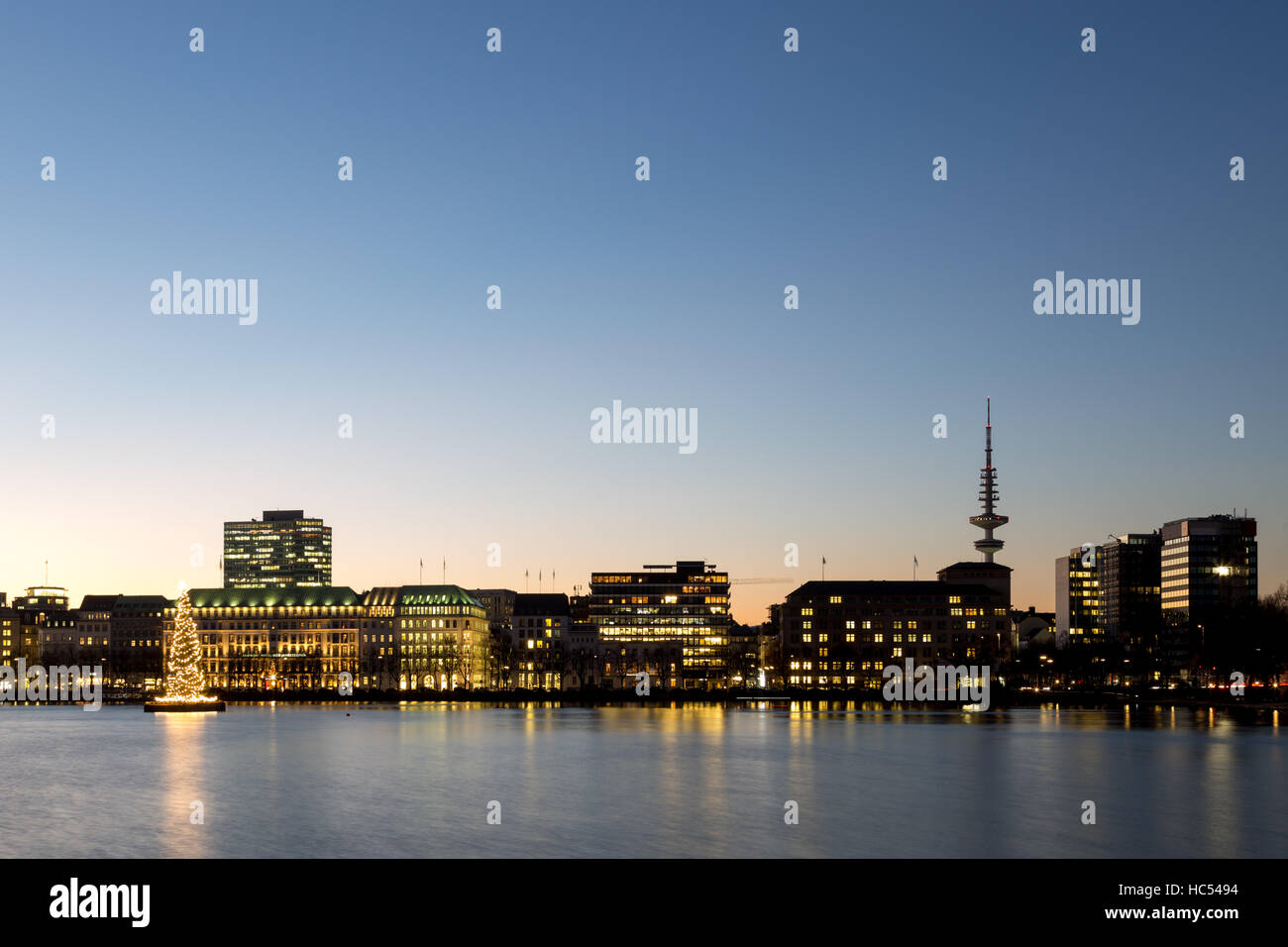 Hamburgo, Alemania - Diciembre 02, 2016: Vista sobre el lago Binnenalster está en el centro de la ciudad con el horizonte Foto de stock