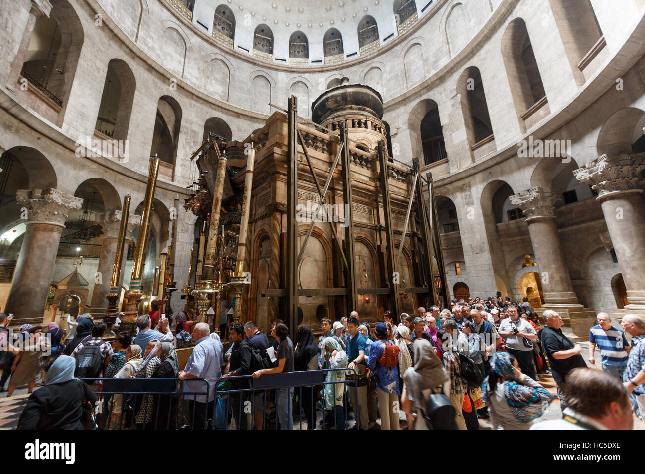 Jerusalén, Israel - Abril 06, 2016: Los peregrinos y los turistas están esperando para entrar Aedicule en la Iglesia del Santo Sepulcro, el mundo cristiano más grande Foto de stock