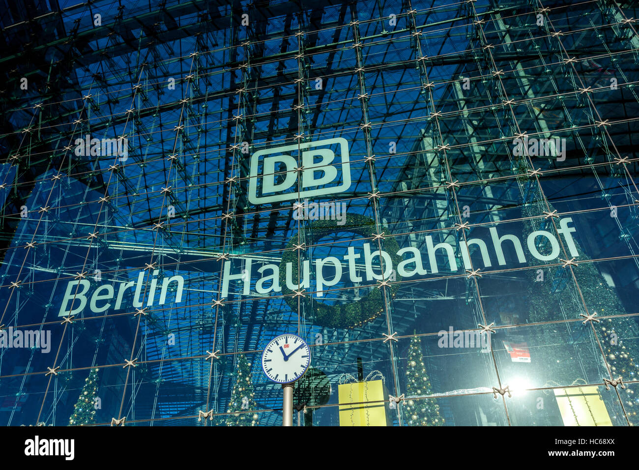 Estación de tren Hauptbahnhof, estación principal de Berlín, Alemania Foto de stock