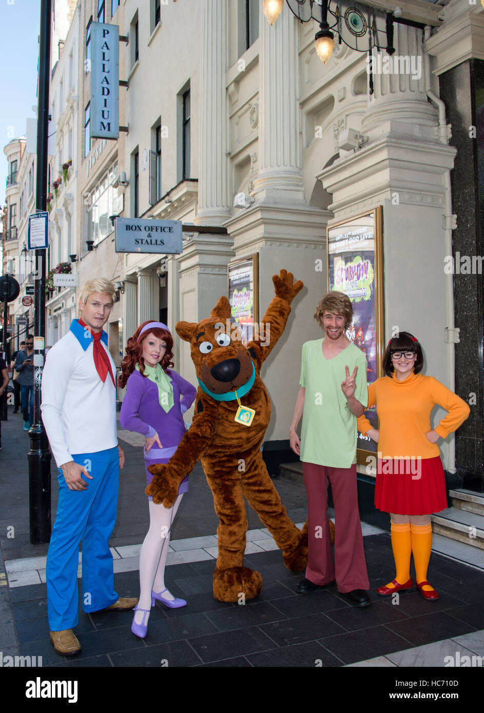 Scooby Doo y el Misterio Inc. pista llegan en el Palladium de Londres antes  de su debut West End ofrece: Charlie Bull (DAPHNE), Charlie Haskins  (Shaggy), Joe Goldy (Scooby-Doo), Withers Rebedda (Velma),