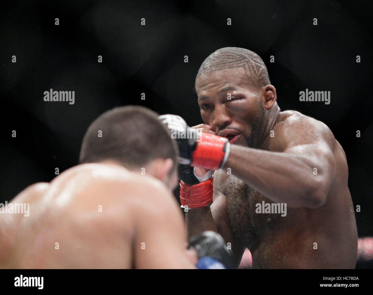 UFC fighter John Howard, derecha, peleas Jake Ellenberger en UFC Live: Jones vs. Matyushenko en el San Diego Sports Arena el 1 de agosto de 2010, en San Diego, California. Francis Specker Foto de stock