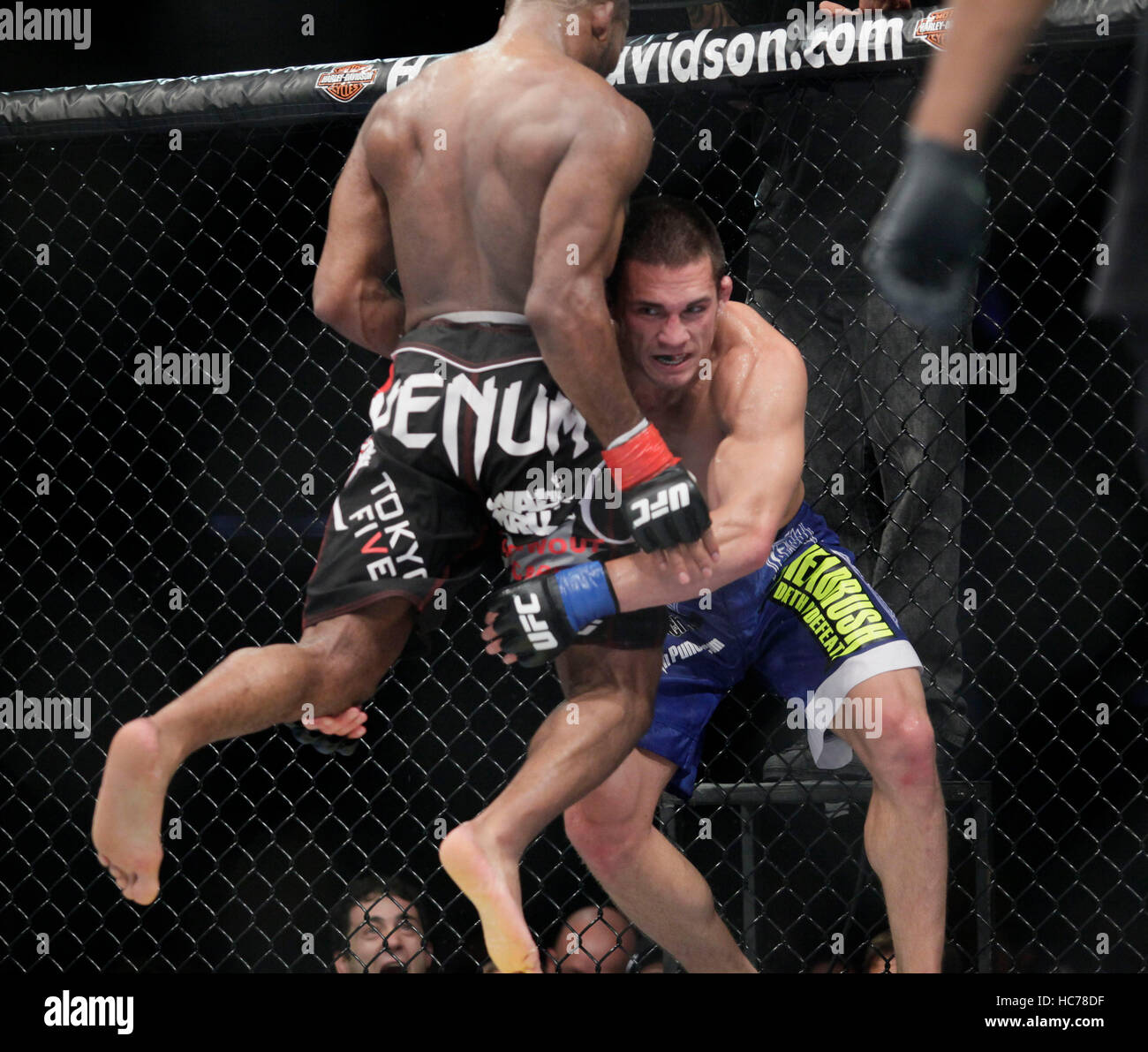 UFC fighter John Howard, izquierda, peleas Jake Ellenberger en UFC Live: Jones vs. Matyushenko en el San Diego Sports Arena el 1 de agosto de 2010, en San Diego, California. Francis Specker Foto de stock