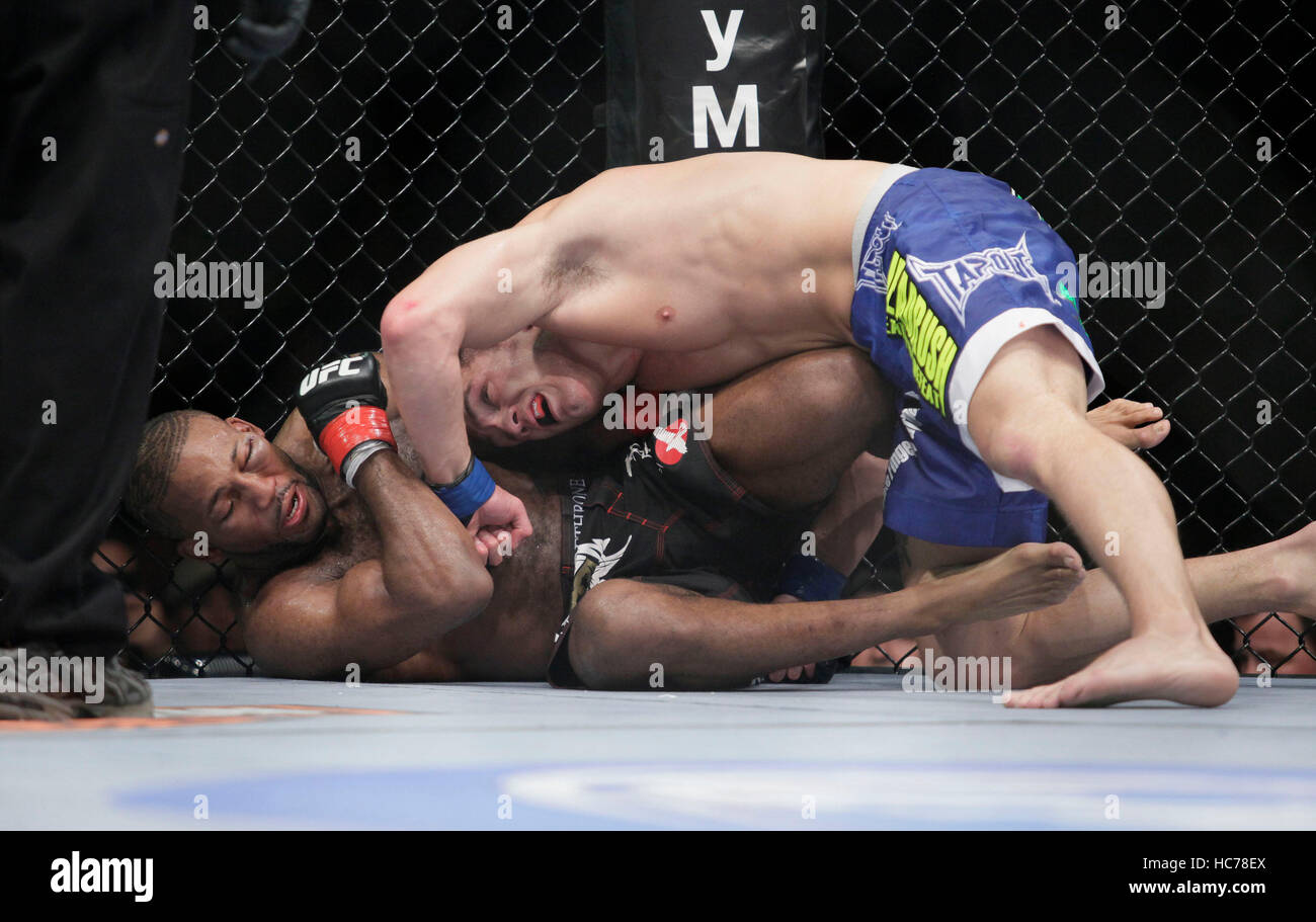 UFC fighter John Howard , izquierda, peleas Jake Ellenberger en UFC Live: Jones vs. Matyushenko en el San Diego Sports Arena el 1 de agosto de 2010, en San Diego, California. Francis Specker Foto de stock