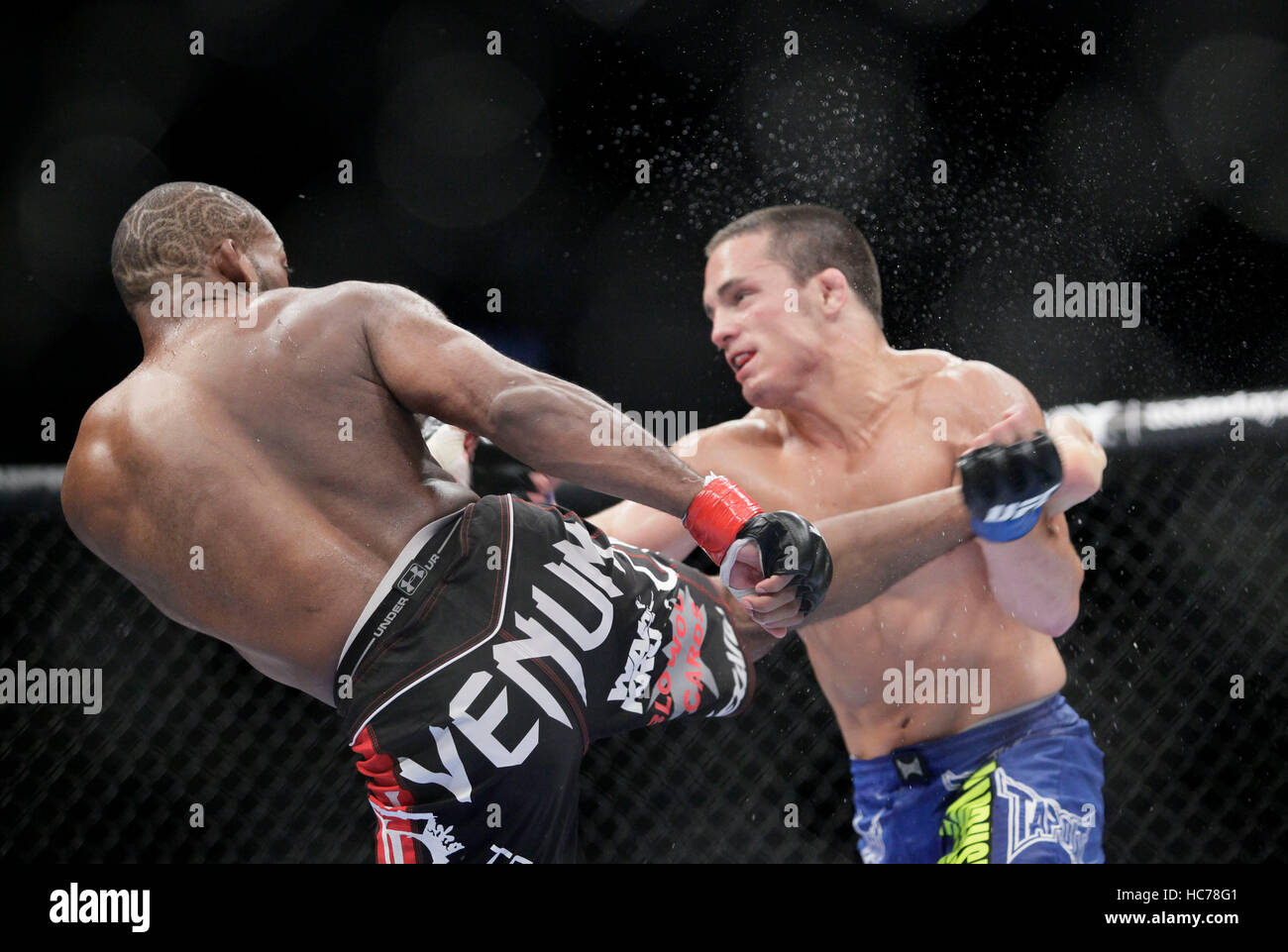 UFC fighter John Howard, izquierda, peleas Jake Ellenberger en UFC Live: Jones vs. Matyushenko en el San Diego Sports Arena el 1 de agosto de 2010, en San Diego, California. Francis Specker Foto de stock