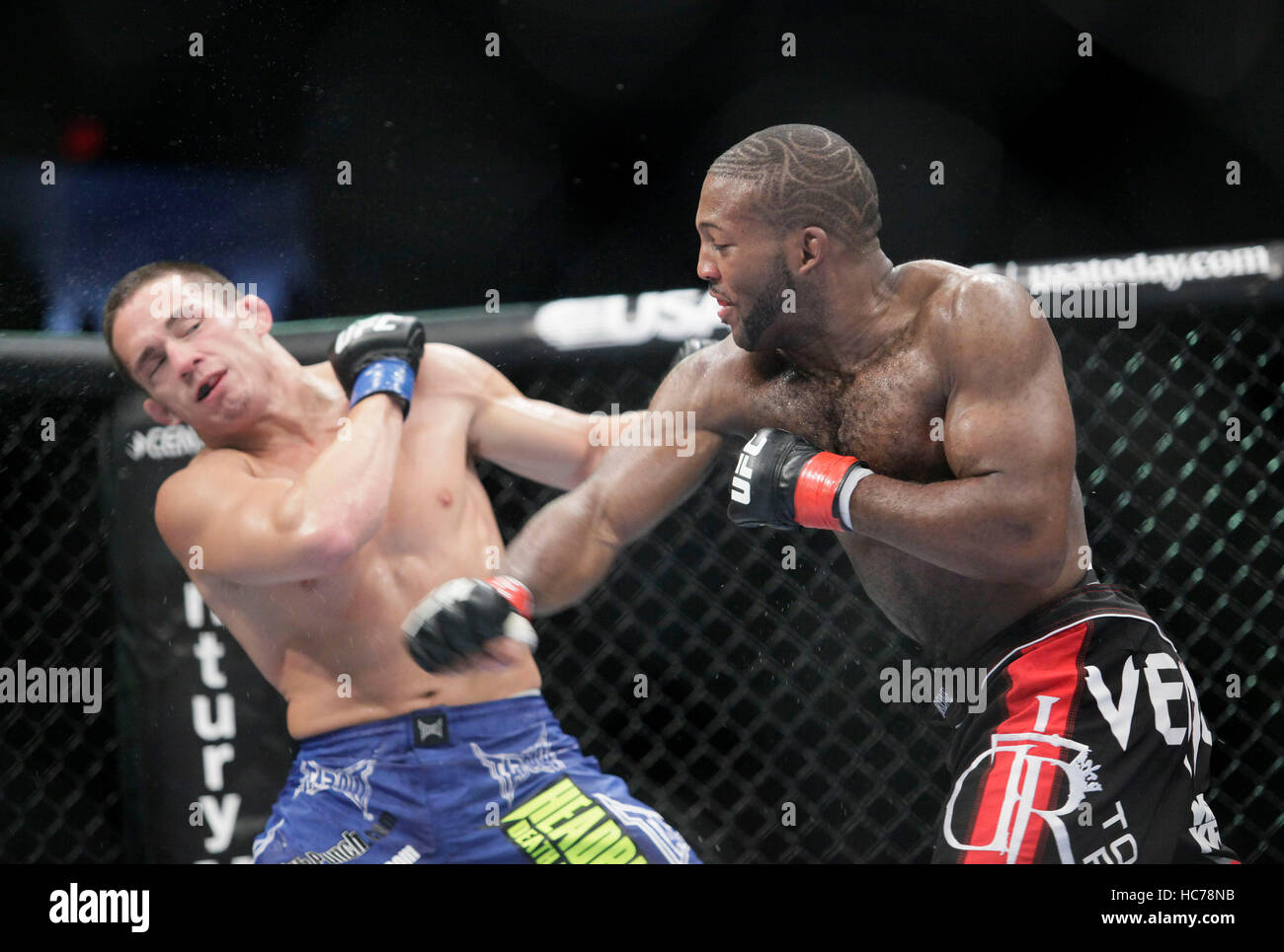 UFC fighter John Howard, derecha, peleas Jake Ellenberger en UFC Live: Jones vs. Matyushenko en el San Diego Sports Arena el 1 de agosto de 2010, en San Diego, California. Francis Specker Foto de stock