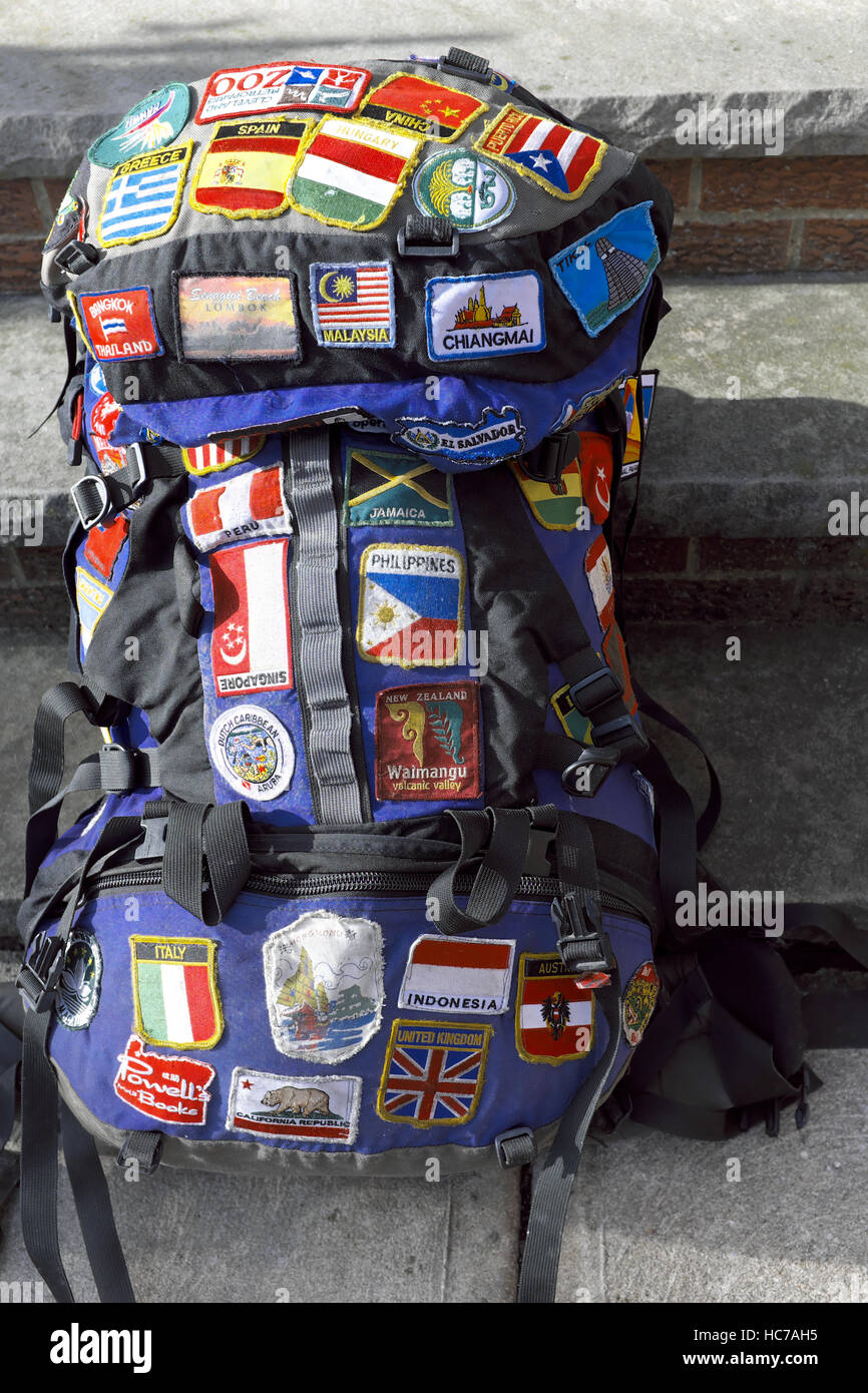 Una mochila bien gastados los viajeros cubiertos de parches de los lugares  visitados Fotografía de stock - Alamy