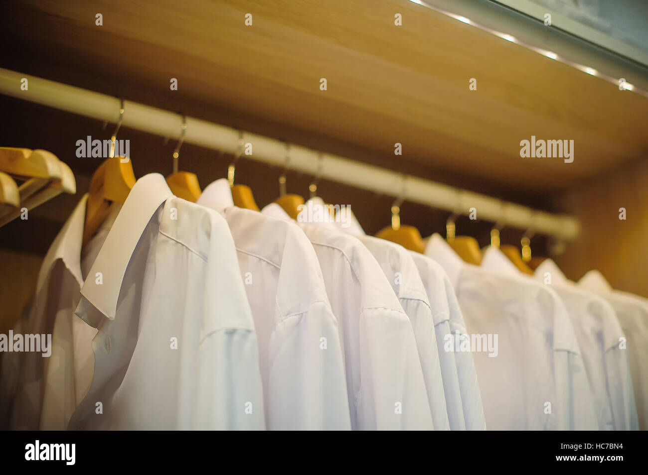 White mans camisas en perchas en la tienda Foto de stock