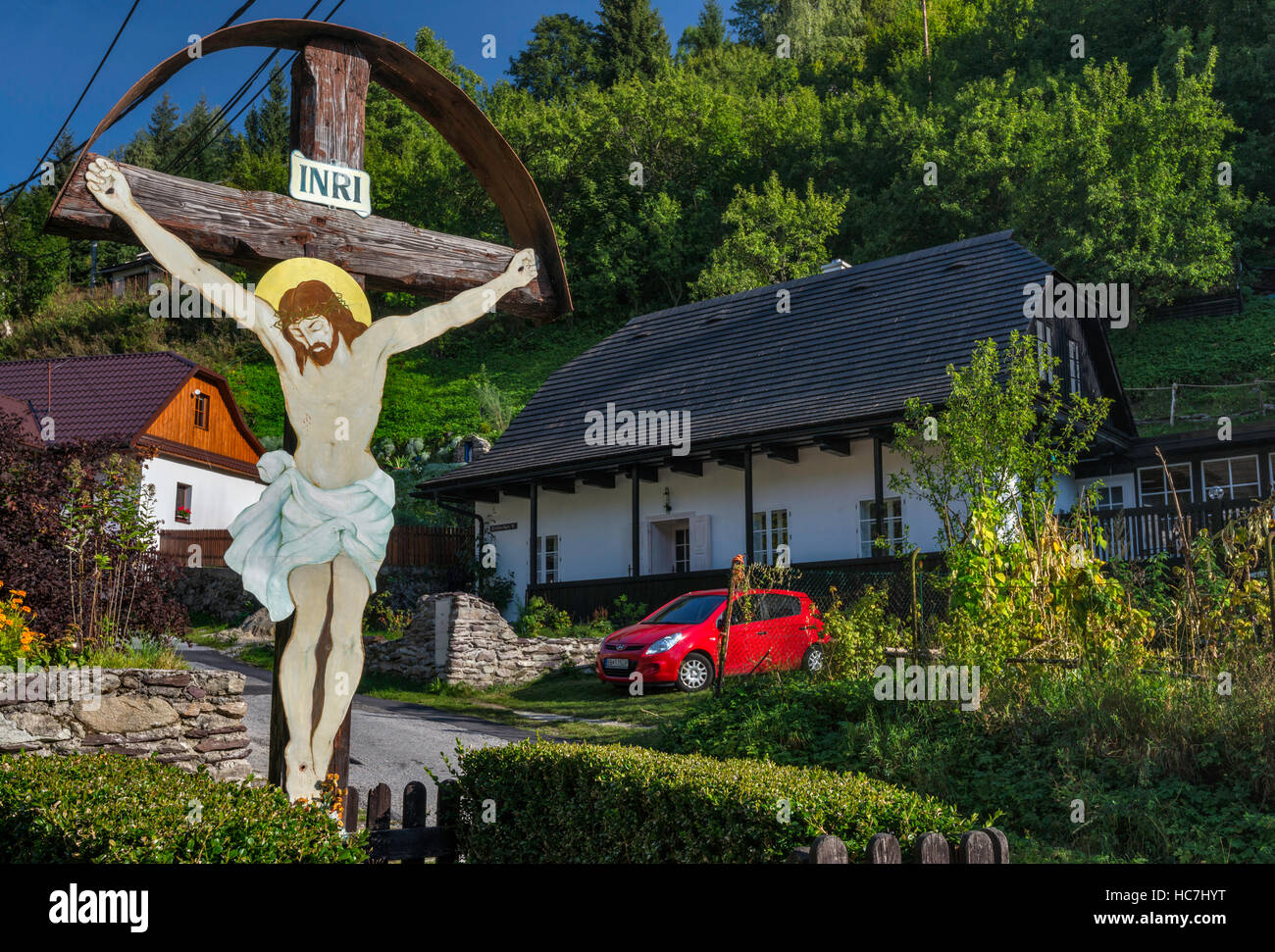 Crucifijo, mineros reconstruido casas en Spania Dolina, Región de Banska Bystrica, Eslovaquia Foto de stock