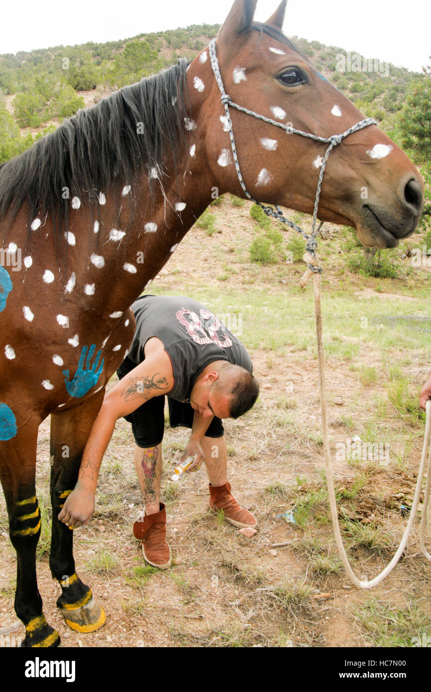 Nambé, Nuevo México, EE.UU.. Nambé pinturas indias marcas ceremonial en su caballo. Foto de stock