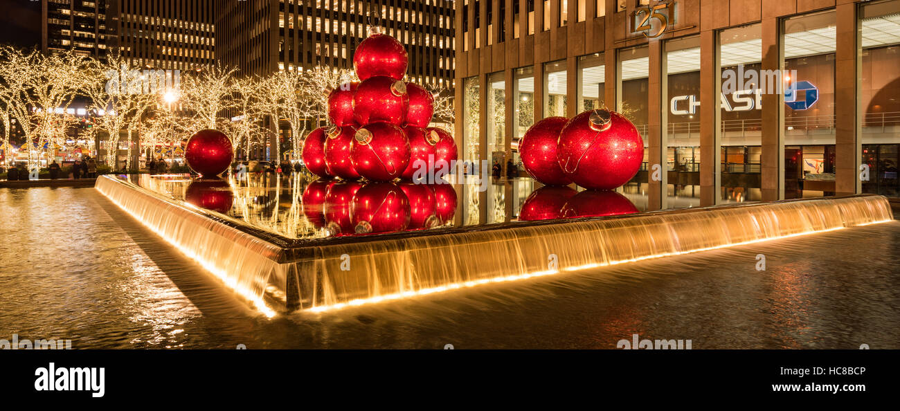 Adornos de Navidad gigante roja en la 6ª Avenida con la temporada de vacaciones de las decoraciones. El Midtown. La Ciudad de Nueva York Foto de stock