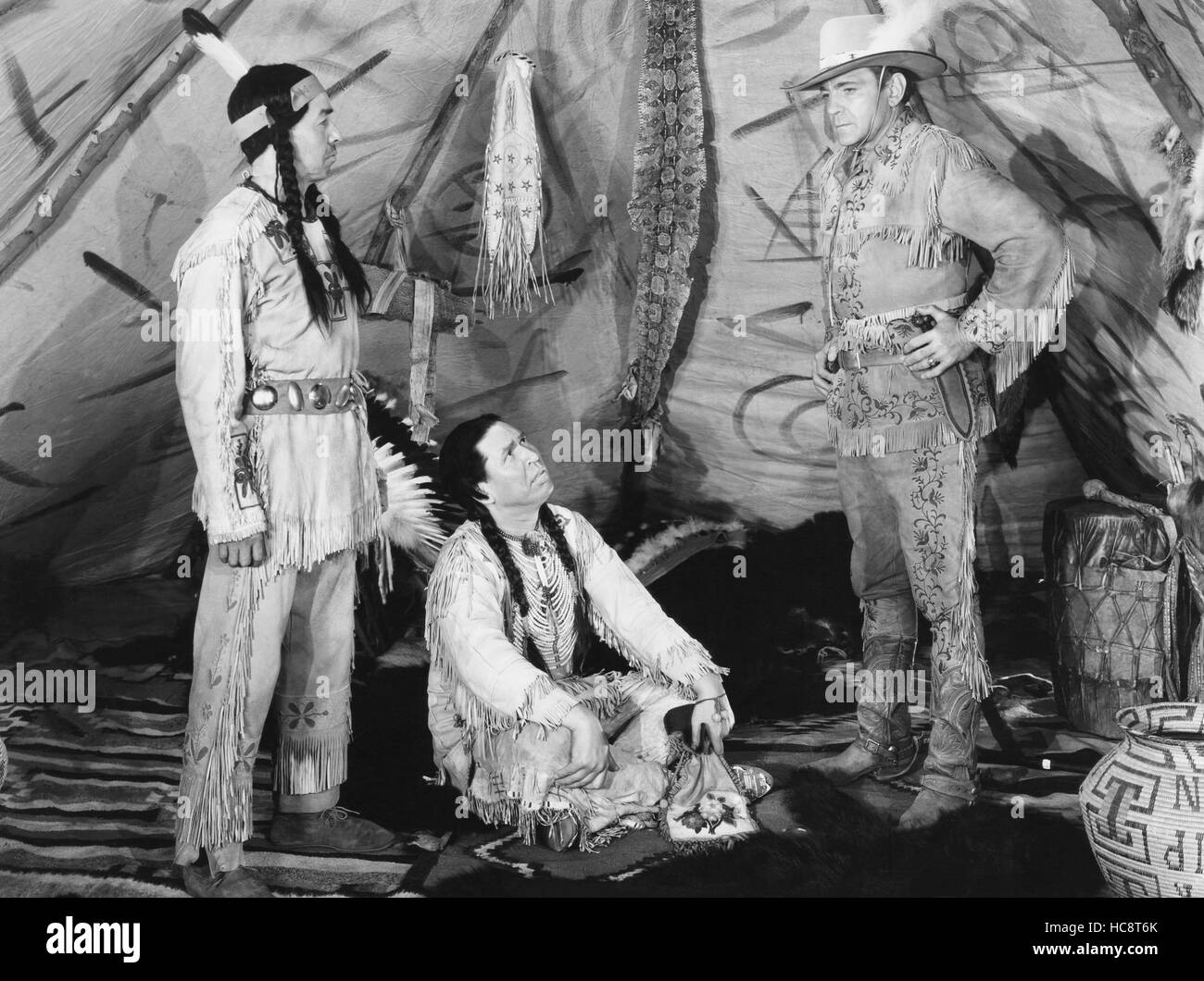 Águila Blanca, el segundo y el tercero desde la izquierda Jim Thorpe, Buck Jones, 1932 Águila Blanca, el segundo y el tercero desde la izquierda Jim Thorpe, Buck Jones, 1932