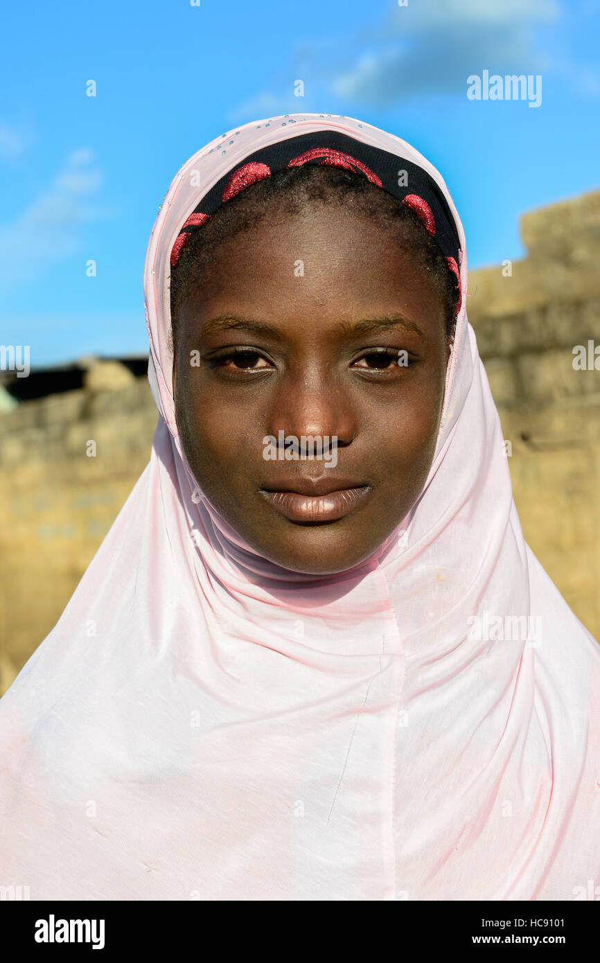 BURKINA FASO, Gaoua, niña musulmana / muslimisches Maedchen Foto de stock