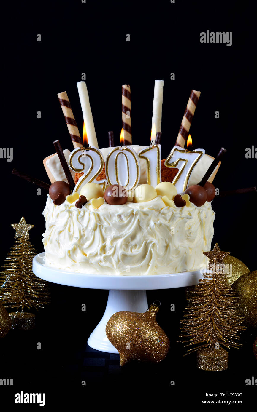 Vacaciones festivas 2017 Feliz año nuevo impedimento central tarta de  chocolate blanco con dulces y galletas decoraciones contra un fondo negro  Fotografía de stock - Alamy