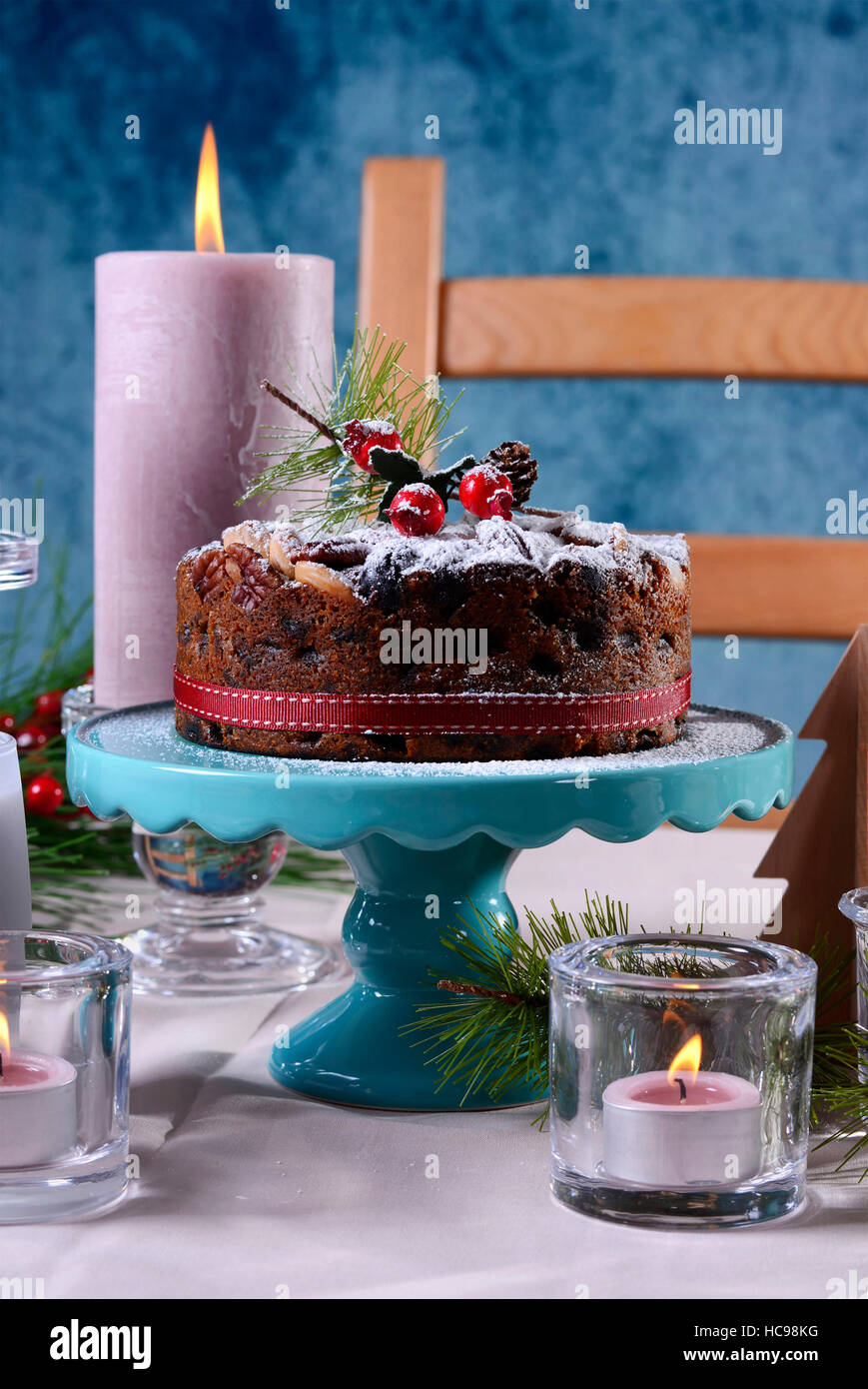 Tabla de vacaciones festivas con pastel de frutas de Navidad estilo