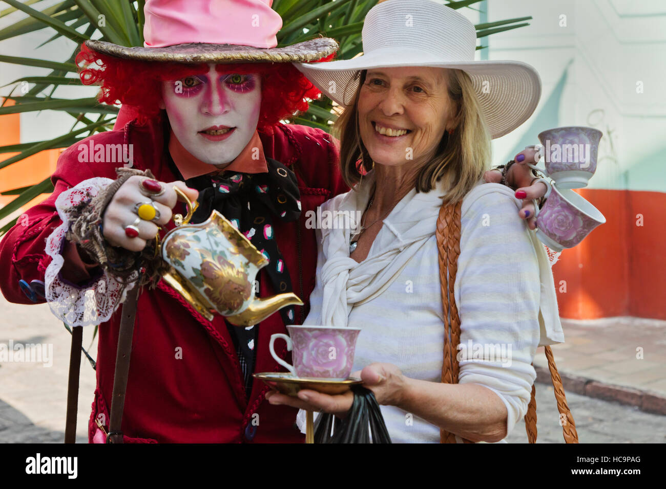 Una calle preformer vestida como ALICIA EN EL PAÍS DE LAS MARAVILLAS Cervention CHARACTOR durante el Festival, Guanajuato, México Foto de stock