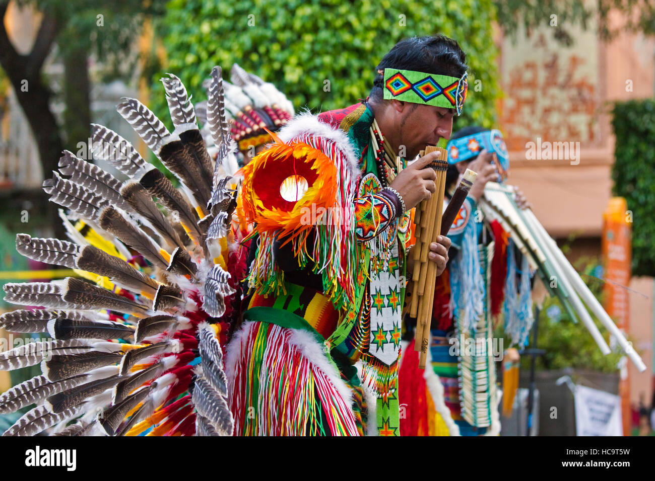 El grupo Ecuatoriano INTI RUNAS juega flauta de pan y danzas en atuendo Indiginous tradicional - Guanajuato, México Foto de stock