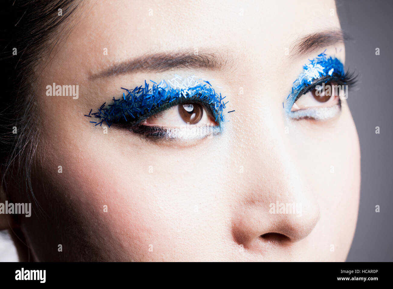 Retrato de mujer joven con ojos azules Foto de stock