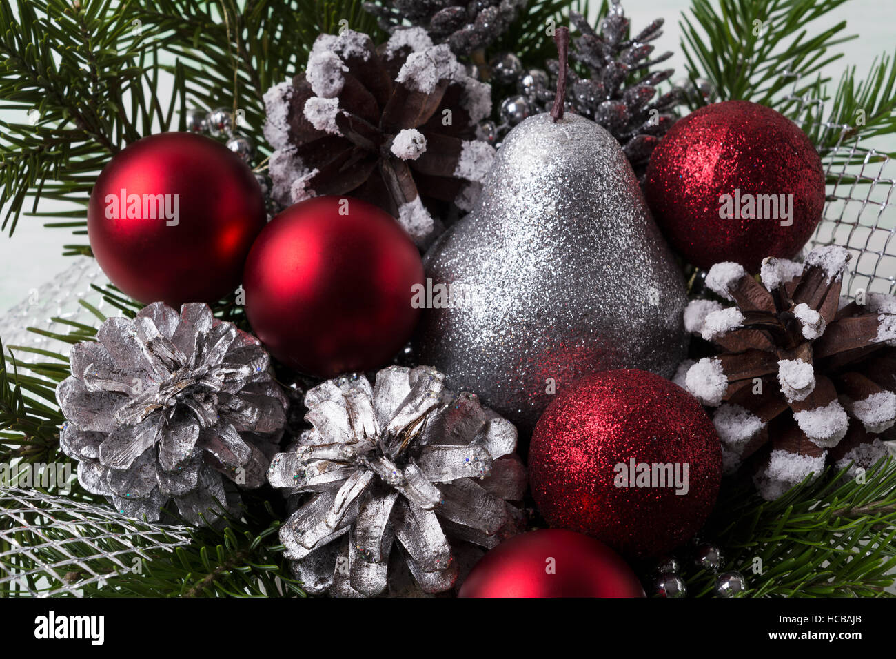 Adornos de Navidad rojo, piñas de plata y lentejuelas pear. Decoración de  Navidad con ramas de abeto rojo y chucherías. Navidad mesa de centro  Fotografía de stock - Alamy
