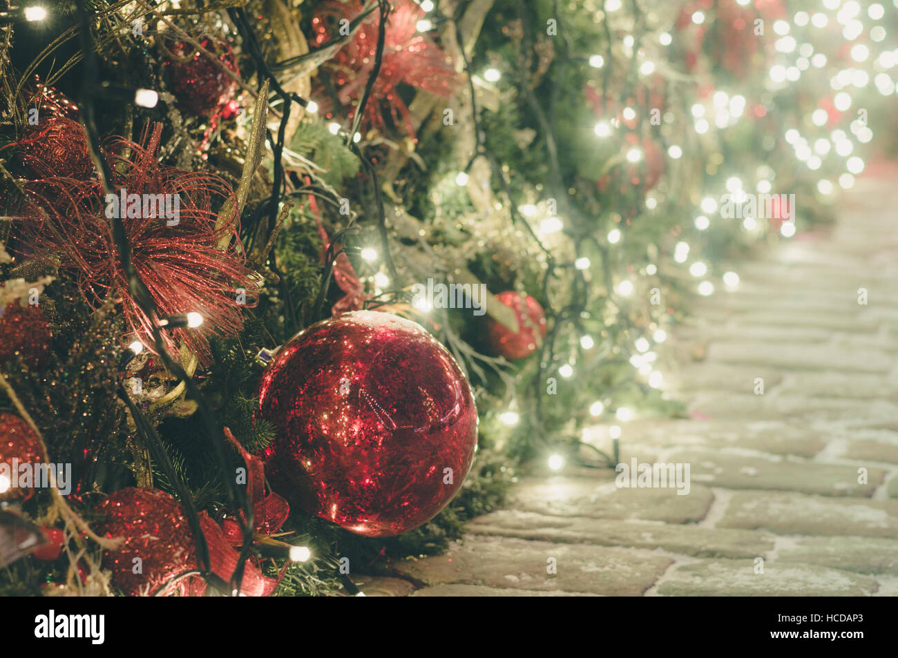 Navidad y Año Nuevo al aire libre decorado con guirnalda iluminada, el enfoque selectivo Foto de stock