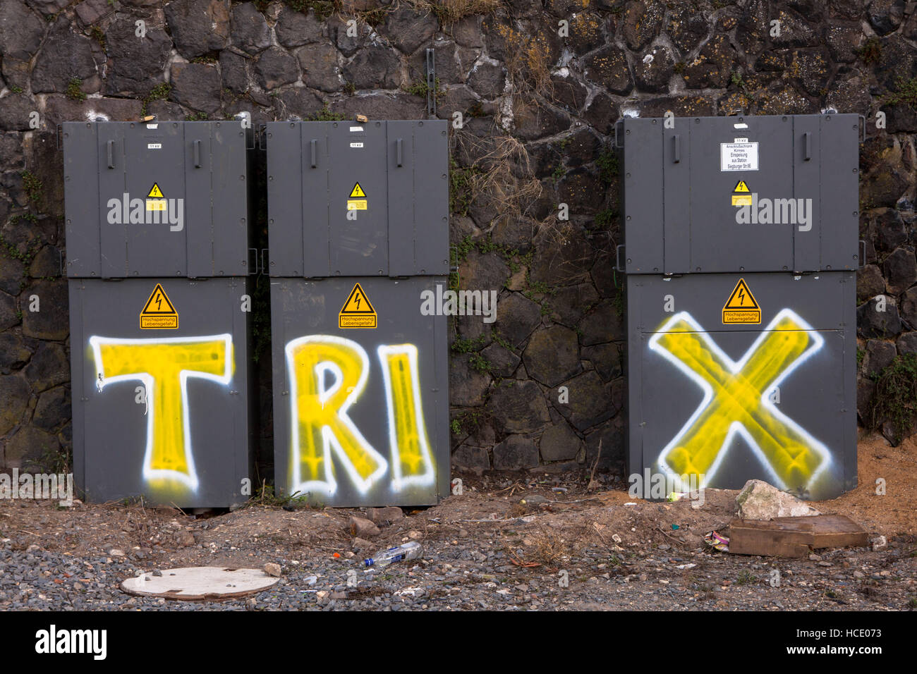 Alemania, en Renania del Norte-Westfalia, Colonia, graffiti en cajas de electricidad en el distrito Deutz. Foto de stock