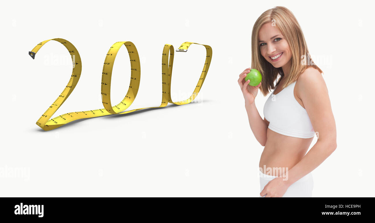 Imagen compuesta de retrato de mujer joven feliz celebración manzana verde Foto de stock