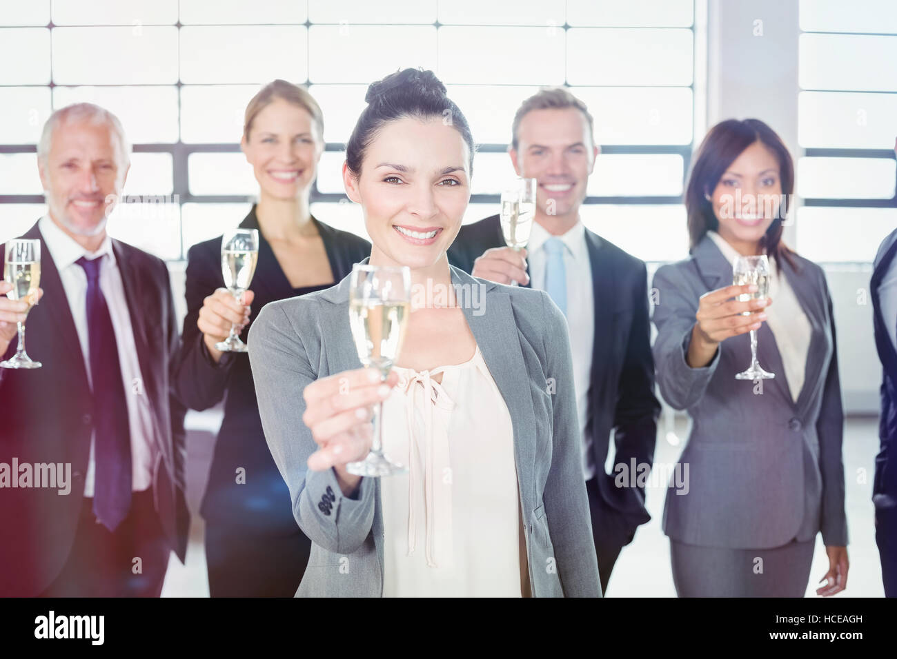 Retrato de equipo empresarial la celebración de champagne Foto de stock