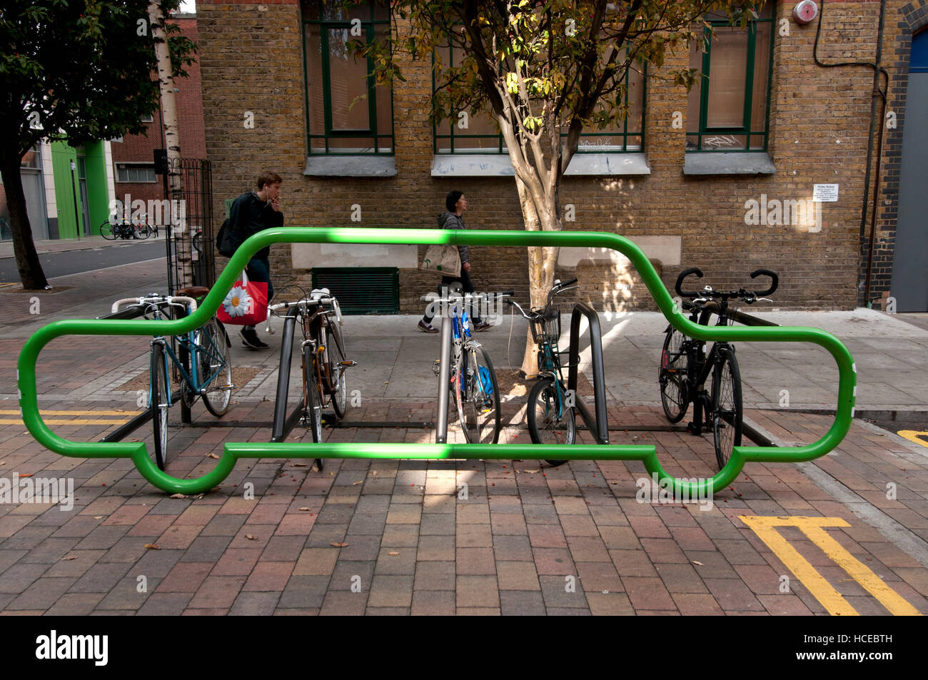 Hackney. Bicicleta con aparcamiento coche metal esquema para mostrar cómo muchas motos puede ser aparcado en el espacio de una bicicleta. Foto de stock