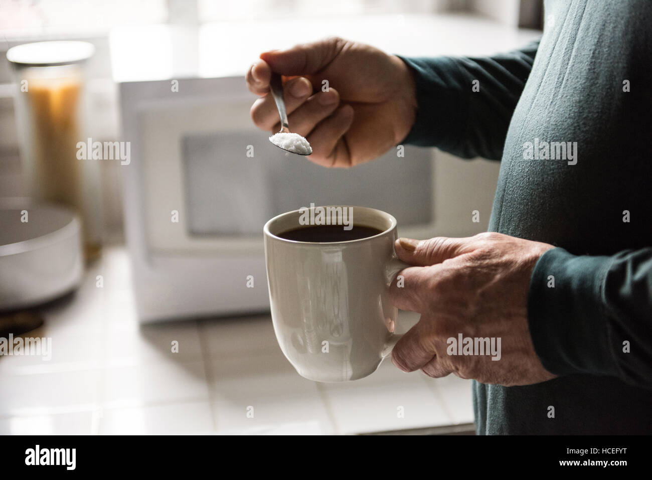 Hombre preparar un café negro en la cocina de casa Foto de stock