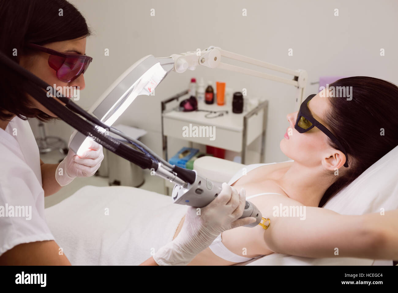 Paciente recibiendo tratamiento para eliminar el vello mediante láser Foto de stock
