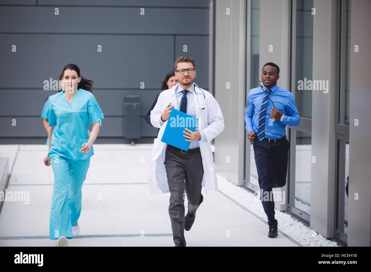 Los médicos y las enfermeras corriendo para emergencias Foto de stock