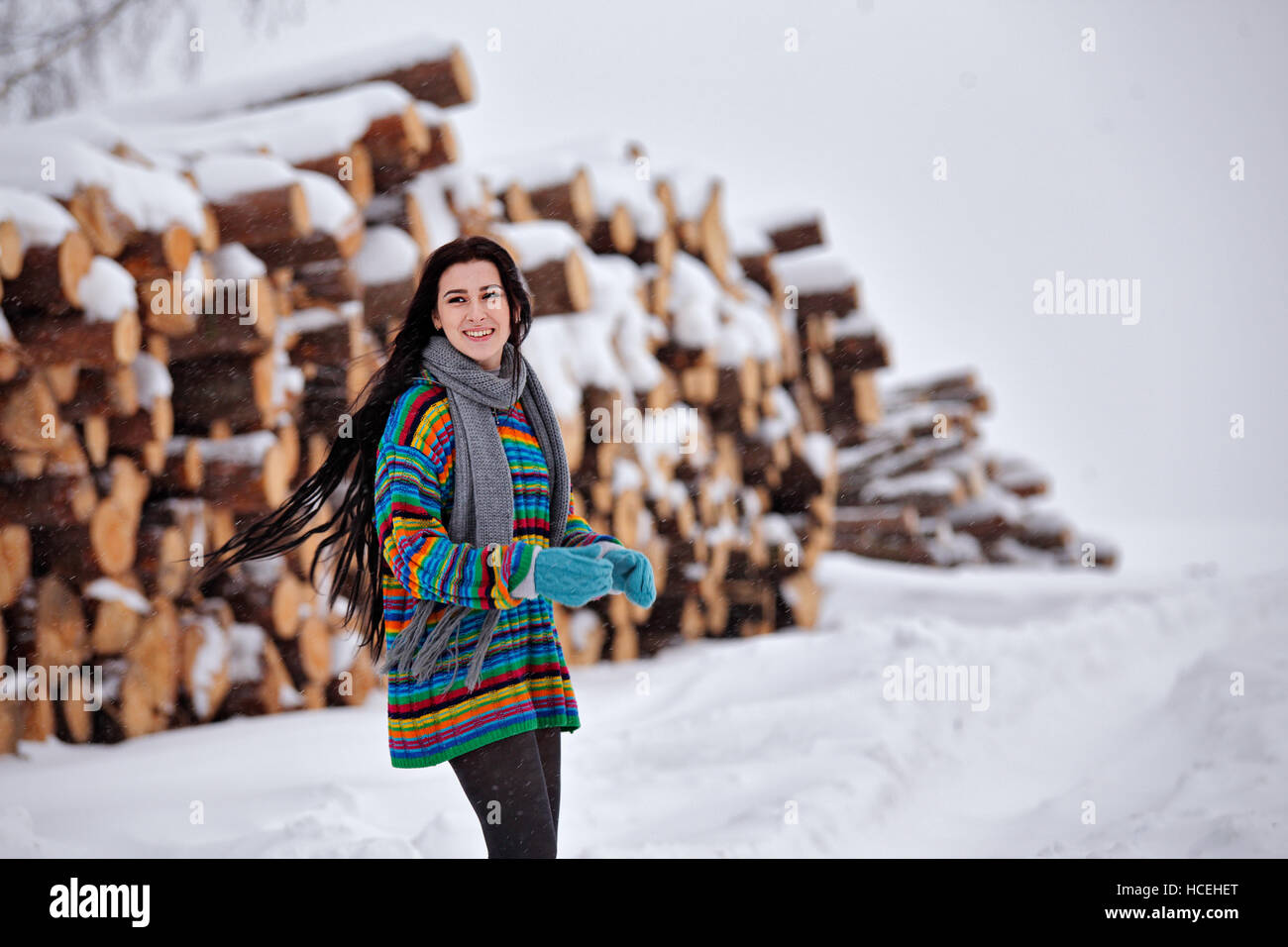 Caminata en la nieve con crampones ligeros. Una mujer joven Fotografía de  stock - Alamy