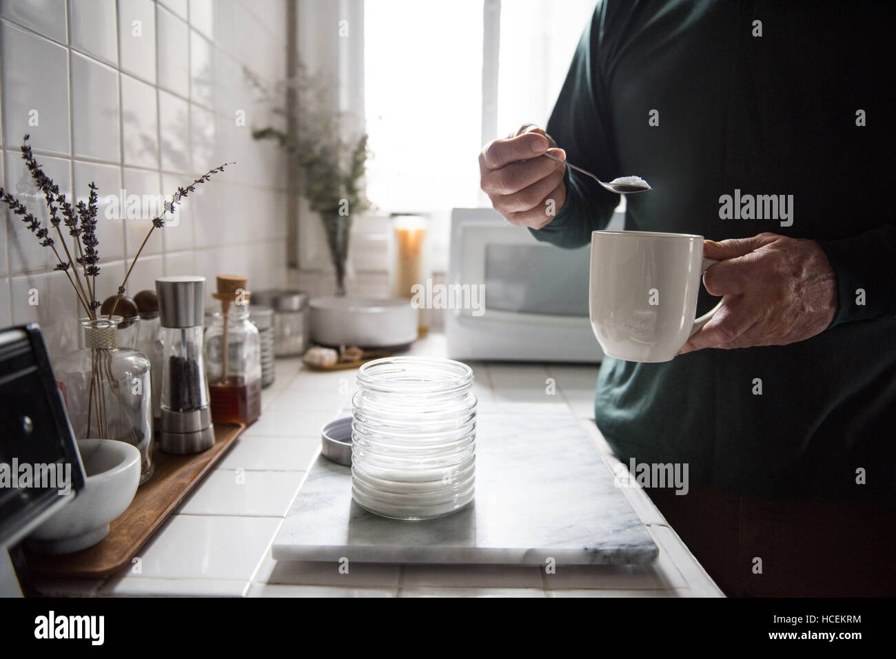 Hombre preparar un café negro en la cocina de casa Foto de stock