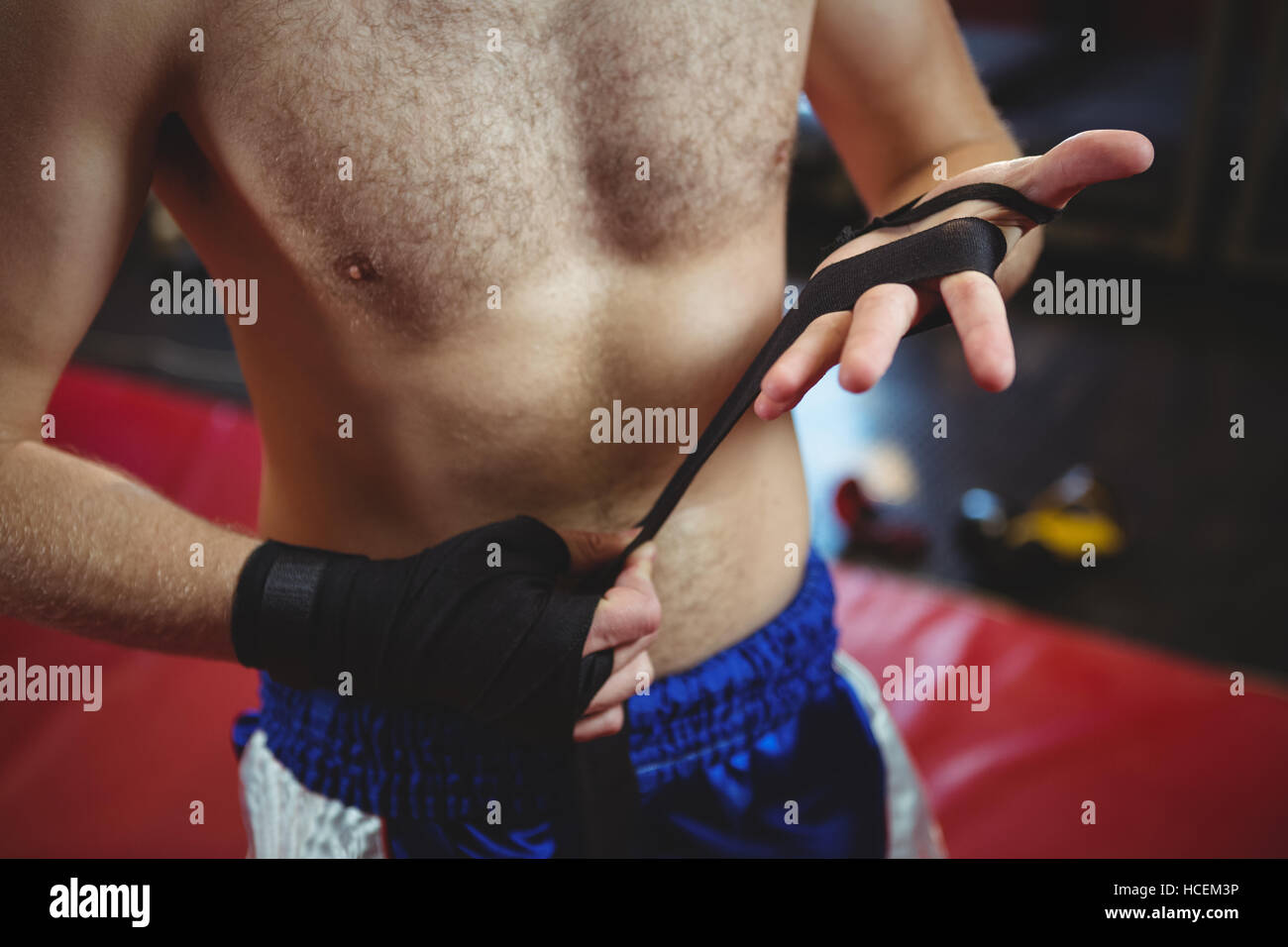Boxer vistiendo negro correa de muñeca Foto de stock