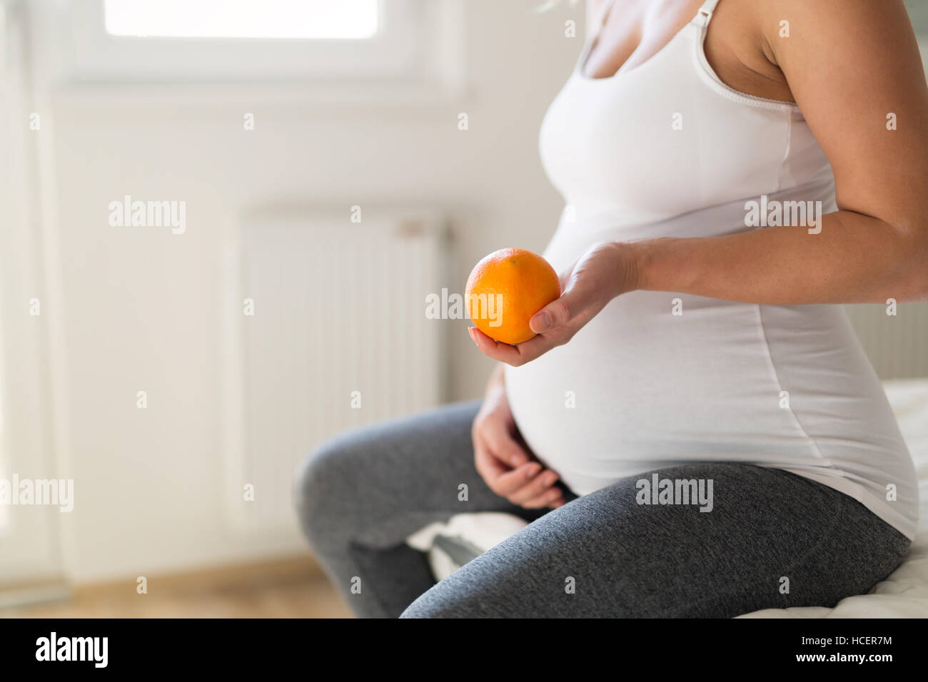 Mujer embarazada vitamina comiendo fruta rica Foto de stock