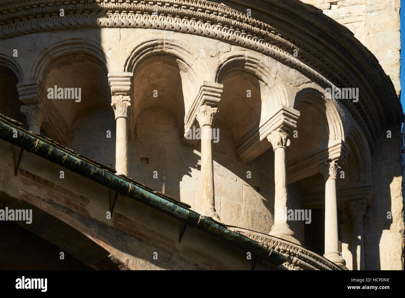 Bérgamo, Italia. Detalle de la columnata del siglo XII el ábside de Santa Maria Maggiore. Foto de stock