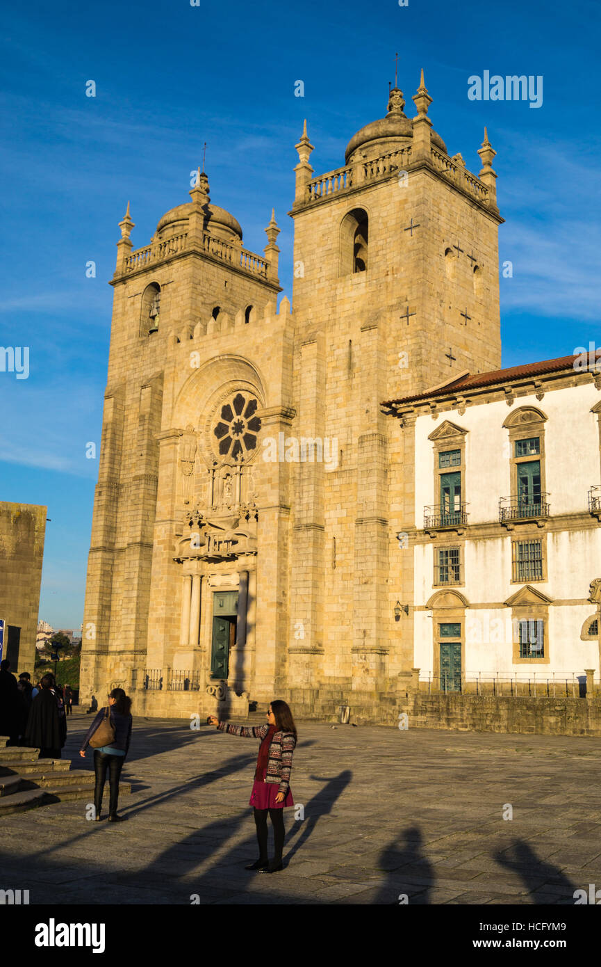 Catedral de Nuestra Señora de la Asunción (Sé do Porto) y el Pelourinho pilar monumento, Terreiro do Sé, Porto, Portugal Foto de stock