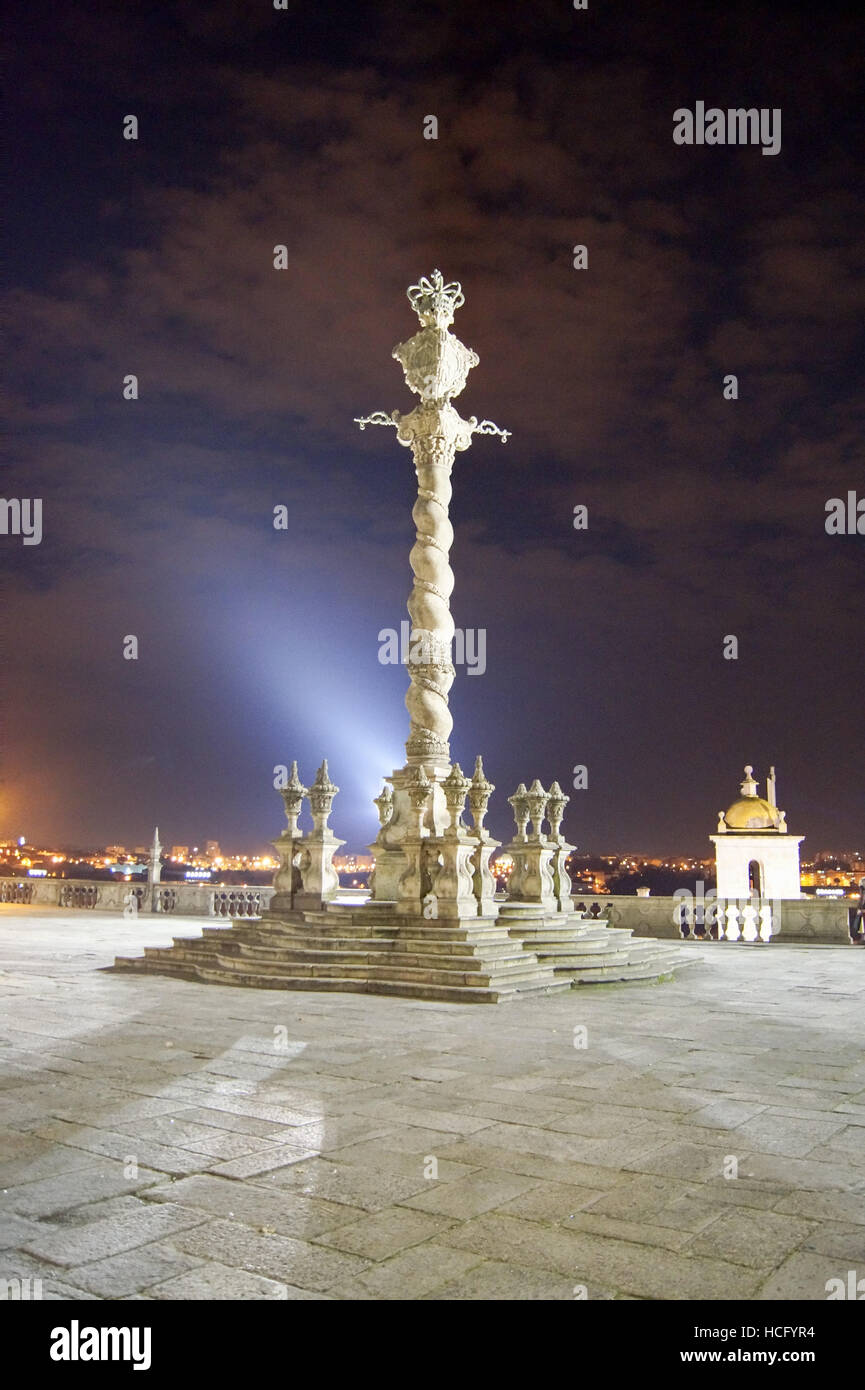 Catedral de Nuestra Señora de la Asunción (Sé do Porto) y el Pelourinho pilar monumento, Terreiro do Sé, Porto, Portugal Foto de stock