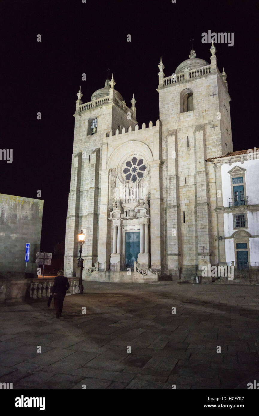 Catedral de Nuestra Señora de la Asunción (Sé do Porto) y el Pelourinho pilar monumento, Terreiro do Sé, Porto, Portugal Foto de stock