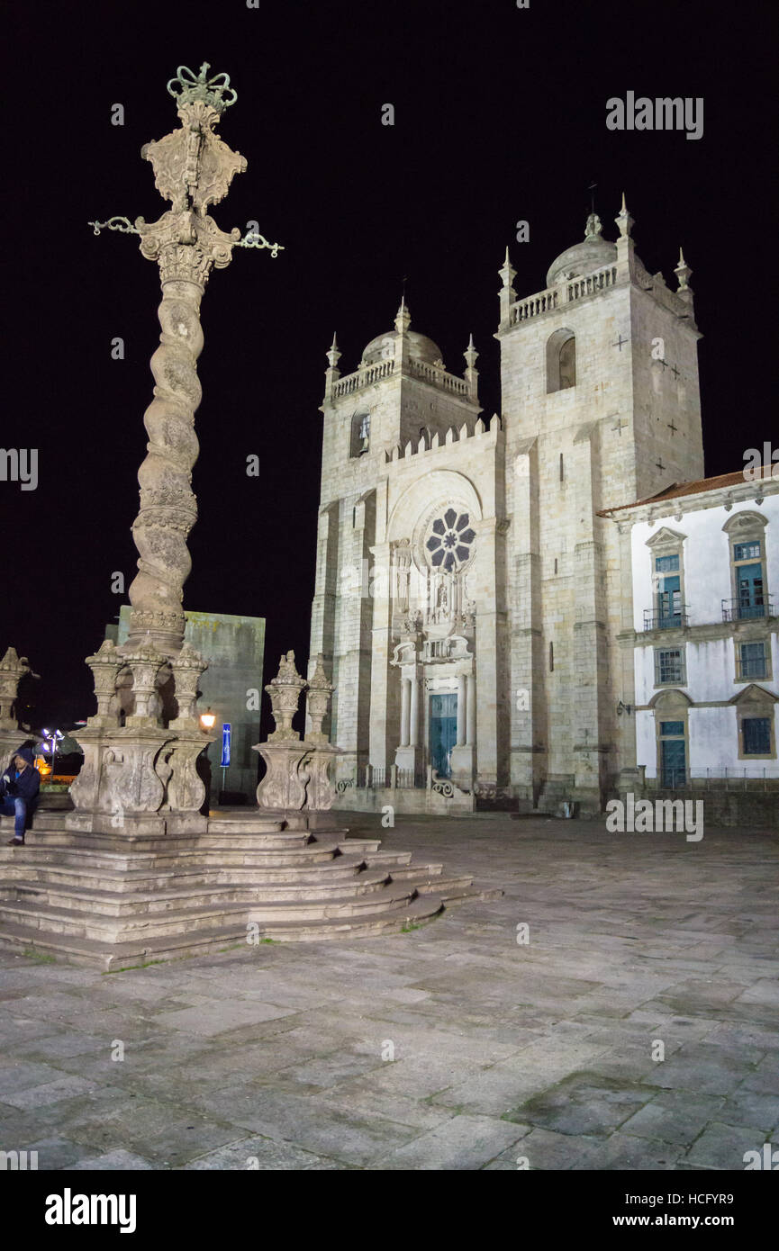 Catedral de Nuestra Señora de la Asunción (Sé do Porto) y el Pelourinho pilar monumento, Terreiro do Sé, Porto, Portugal Foto de stock