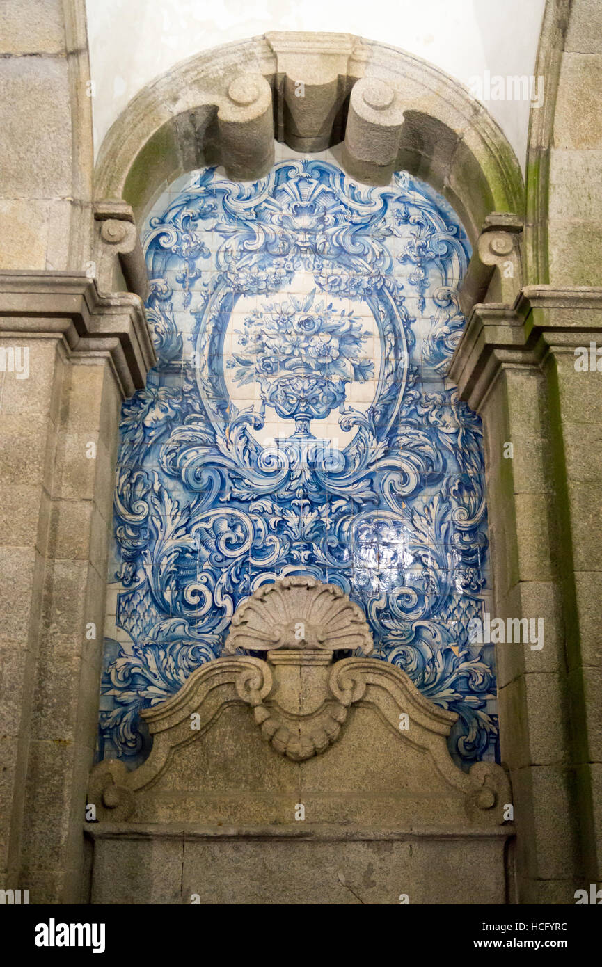 Azulejo decoración de mosaico en un nicho de la Catedral de Nuestra Señora de la Asunción (Sé do Porto) Sé, Terreiro do Porto, Portugal Foto de stock