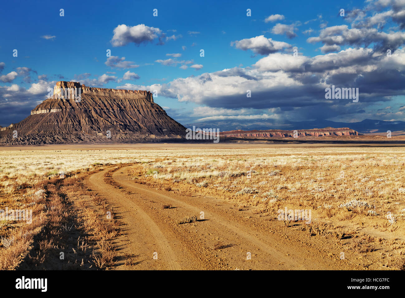 Factory Butte, aislada montaña arenisca rematado en el desierto de Utah, EE.UU. Foto de stock