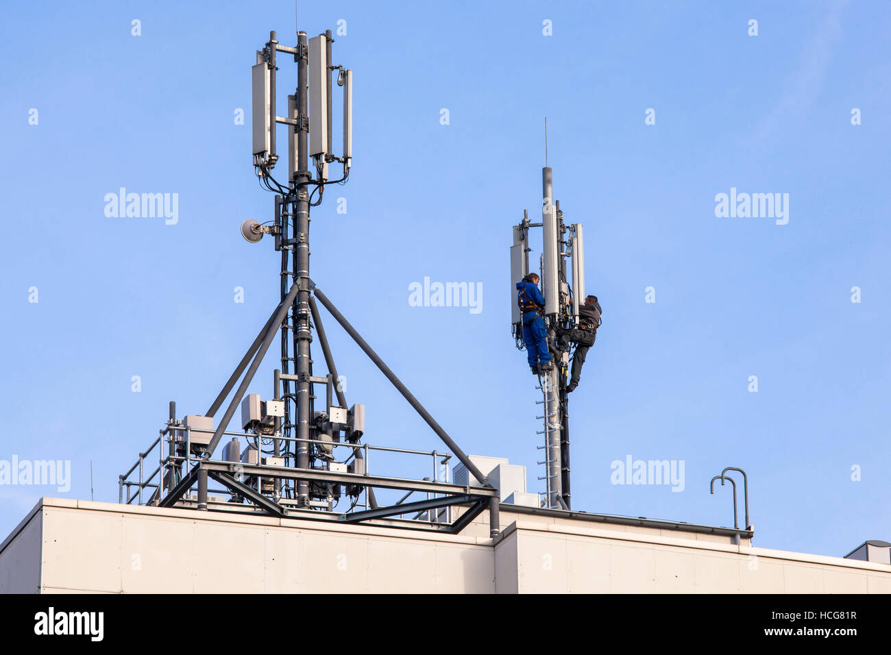En Europa, Alemania, Colonia, trabajadores en un teléfono celular de mástil en el distrito Deutz. Foto de stock
