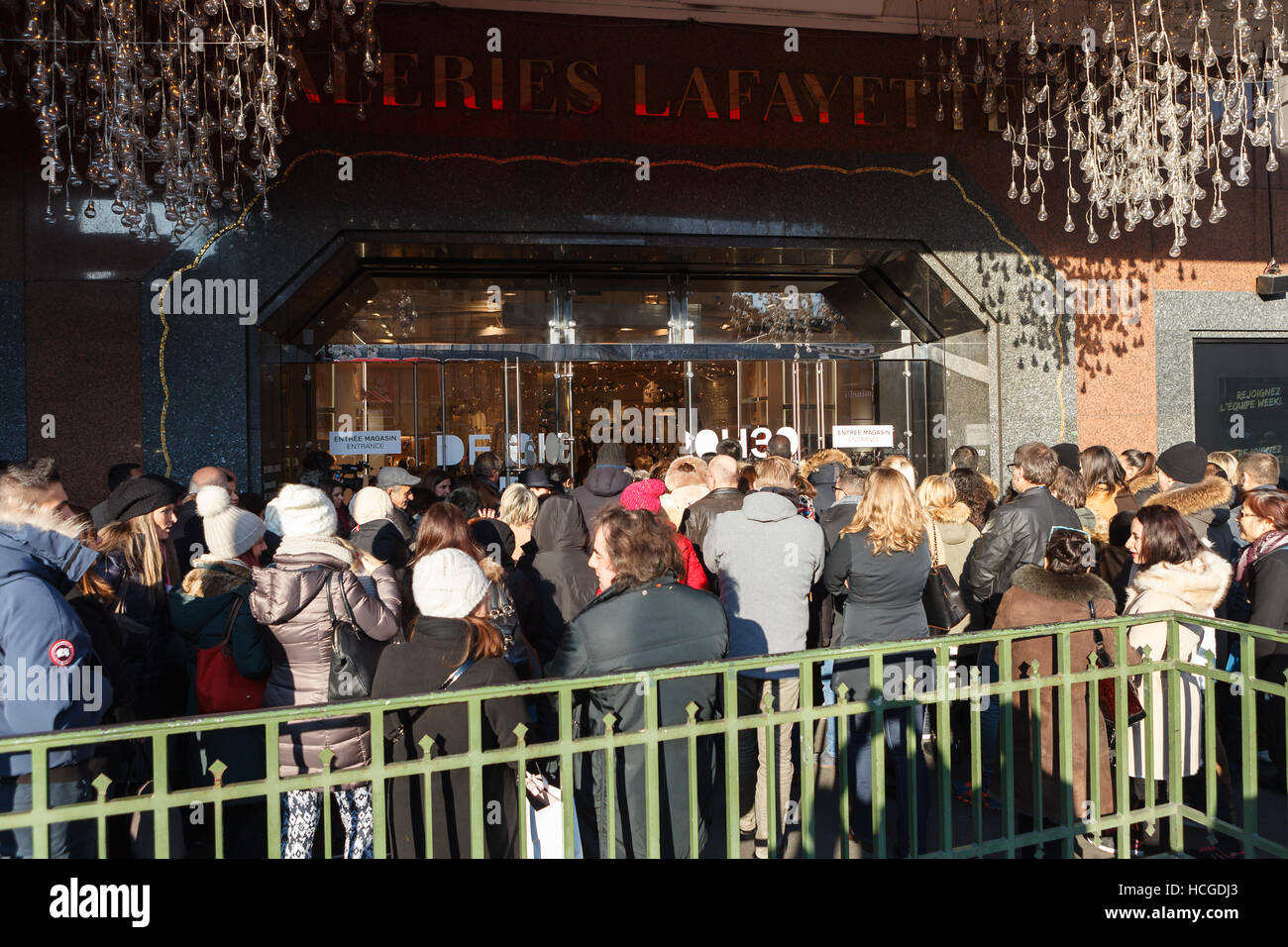 Multitudes de personas que esperan por la mañana domingo apertura de las Galeries Lafayette, París Foto de stock