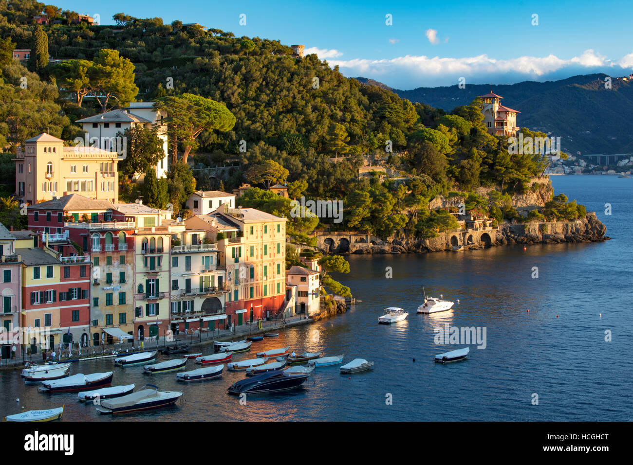 Temprano en la mañana vistas ciudad portuaria de Portofino, Liguria, Italia Foto de stock