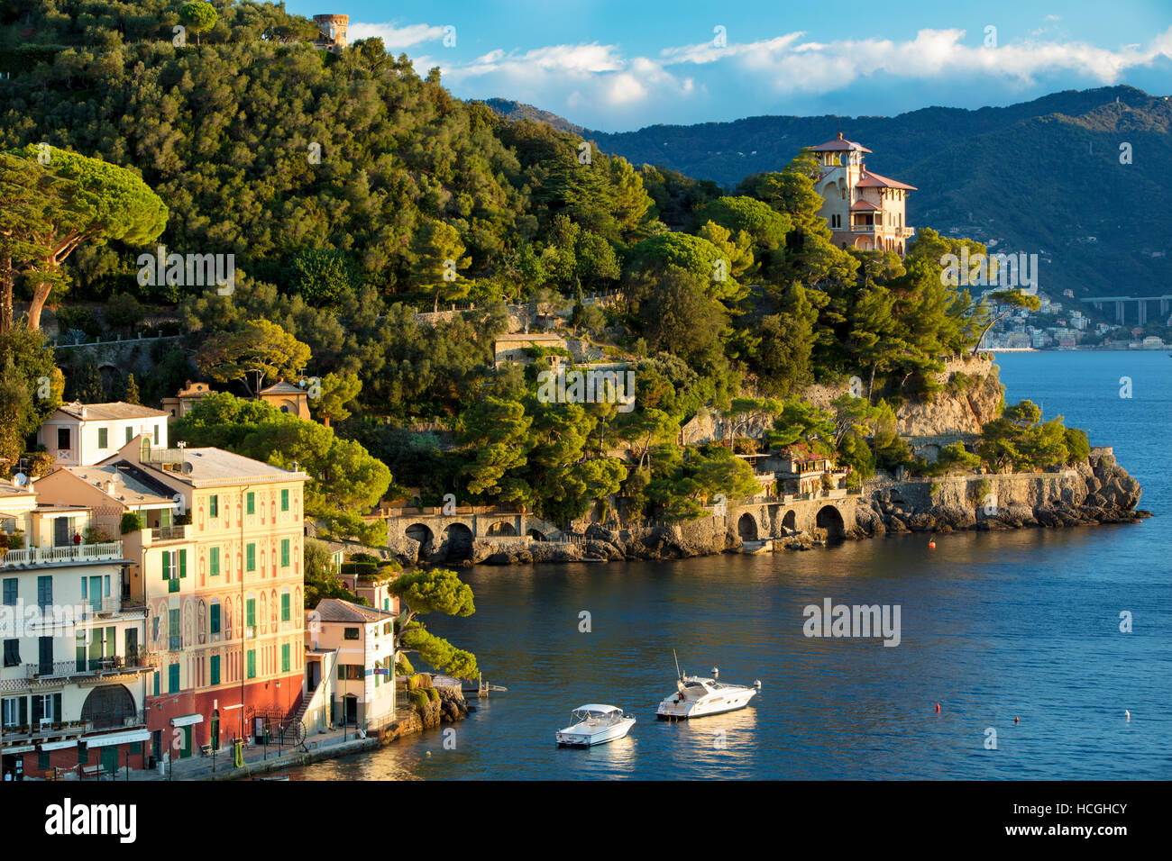 Temprano en la mañana vistas ciudad portuaria de Portofino, Liguria, Italia Foto de stock