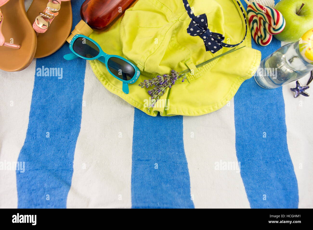 Accesorios de verano sobre una toalla de playa vista superior Foto de stock